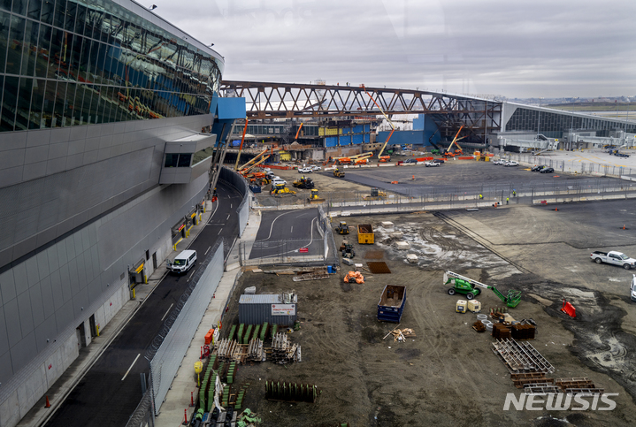[뉴욕= AP/뉴시스] 보수공사가진행 중인 뉴욕 라과디아 공항의 터미널 일부. 이 공항에서는 9일 (현지시간) 여객기 승객의 이상행동으로 활주로에 비상착륙한 여객기에서 남성 1명이 체포되었다. 