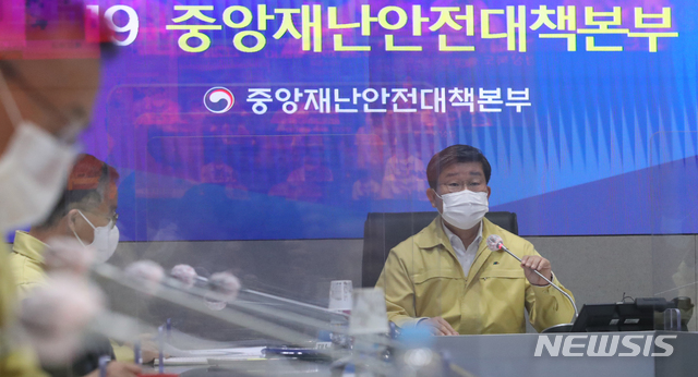 [서울=뉴시스]김명원 기자 = 전해철 중앙재난안전대책본부(중대본) 2차장(행정안전부 장관)이 28일 오전 서울 종로구 정부서울청사에서 열린 코로나19 중앙재난안전대책본부 회의에 참석해 발언하고 있다. 2021.05.28. kmx1105@newsis.com