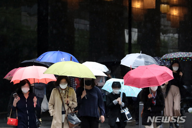 [서울=뉴시스]고승민 기자 =  전국에 많은 비가 내린 지난달 28일 서울시청 인근 도로에서 우산을 쓴 직장인들이 출근하고 있다. 2021.05.28. kkssmm99@newsis.com