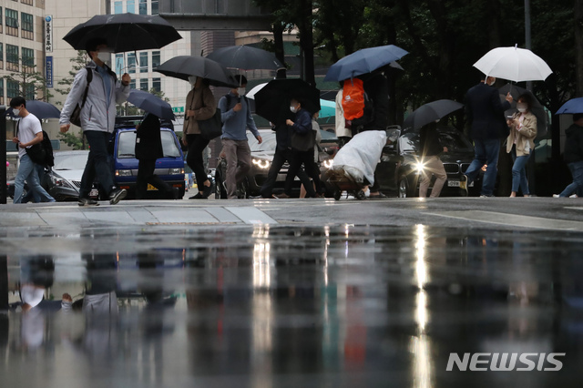 [서울=뉴시스]고승민 기자 =  전국에 많은 비가 내린 지난 28일 서울시청 인근 도로에서 우산을 쓴 직장인들이 출근하고 있다. 2021.05.28. kkssmm99@newsis.com