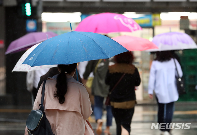 [서울=뉴시스]고승민 기자 =  지난 28일 서울시청 인근 도로에서 우산을 쓴 직장인들이 출근하고 있다. 2021.05.28. kkssmm99@newsis.com