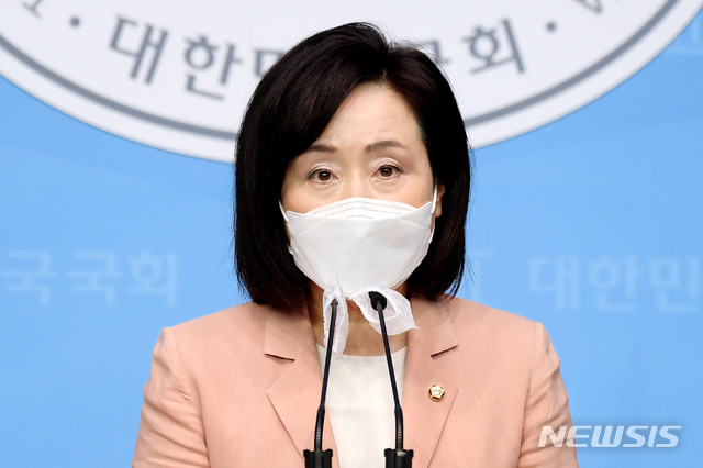 [서울=뉴시스]김진아 기자 = 전주혜 국민의힘 의원이 28일 오전 서울 여의도 국회 소통관에서 '국민의힘 법사위원, 현안 관련 기자회견'을 갖고 김오수 검찰총장 후보자 부적격 관련 입장을 밝히고 있다. (공동취재사진) 2021.05.28. photo@newsis.com