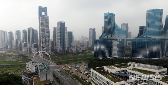 [세종=뉴시스]강종민 기자 = 더불어민주당과 정부가 28일 세종시 공무원 아파트 특별공급(특공) 제도를 전면 폐지한다고 밝혔다. 정부세종청사 앞에 건설중인 공동주택 단지. 2021.05.28. ppkjm@newsis.com