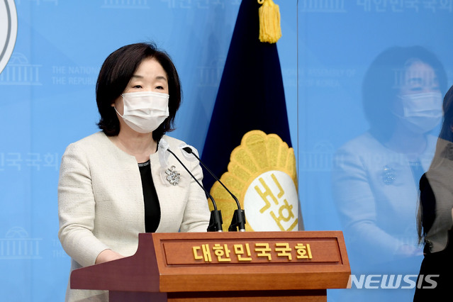 [서울=뉴시스]김진아 기자 = 심상정 정의당 의원이 28일 오전 서울 여의도 국회 소통관에서 'LH 조직개편 방안 관련 기자회견'을 갖고 발언하고 있다. (공동취재사진) 2021.05.28. photo@newsis.com