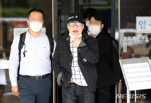 [서울=뉴시스] 고승민 기자 = 그림 대작 혐의로 추가 기소된 가수 조영남 씨가 28일 서울중앙지방법원에서 열린 항소심 선고 공판에서 무죄를 받은 뒤 청사를 나서고 있다. 2021.05.28. kkssmm99@newsis.com