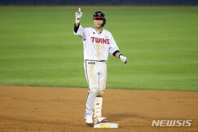 [서울=뉴시스]김병문 기자 = 28일 오후 서울 송파구 잠실야구장에서 열린 2021 KBO리그 키움 히어로즈와 LG 트윈스의 경기, 4회말 무사 주자 없는 상황 LG 채은성이 2루타를 친 뒤 세리머니를 하고 있다. 2021.05.28. dadazon@newsis.com