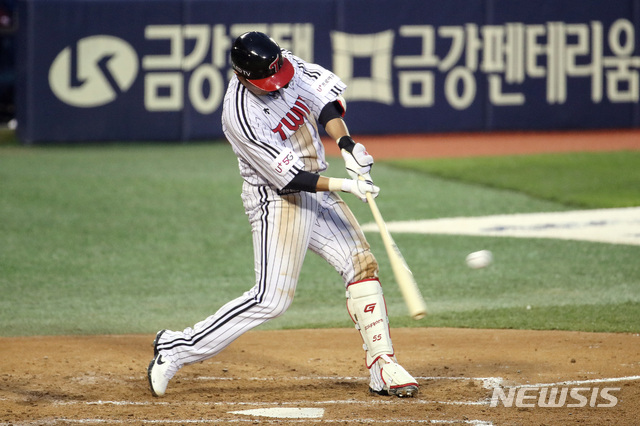 [서울=뉴시스]김병문 기자 = 28일 오후 서울 송파구 잠실야구장에서 열린 2021 KBO리그 키움 히어로즈와 LG 트윈스의 경기, 4회말 무사 주자 없는 상황 LG 채은성이 2루타를 치고 있다. 2021.05.28. dadazon@newsis.com