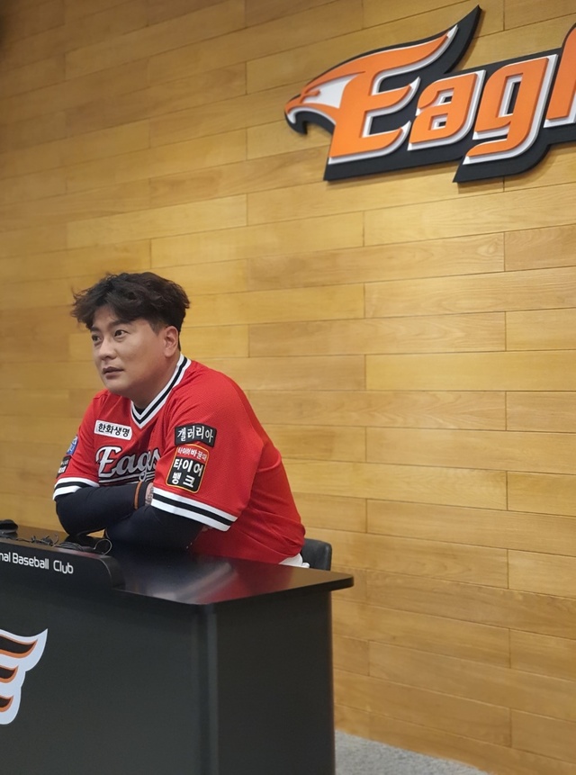 [대전=뉴시스] 김주희 기자 = 한화 이글스 김태균이 29일 대전 한화 이글스파크에서 열리는 SSG 랜더스와 경기를 앞두고 기자회견을 하고 있다. 이날 한화는 경기 후 김태균의 은퇴식을 치른다. *재판매 및 DB 금지
