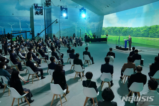 [서울=뉴시스]추상철 기자 = 지난 5월29일 서울 동대문디자인플라자(DDP)에서 열린 '2050 탄소중립위원회 출범식' 현장. <사진은 기사와 직접적 관련 없음.> 2021.05.29. scchoo@newsis.com