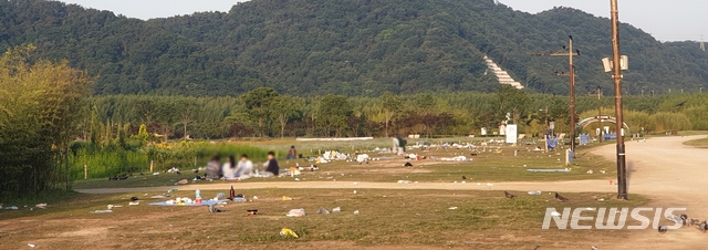 [울산=뉴시스] 박수지 기자 =30일 오전 울산 태화강 국가정원 잔디밭에 시민들이 버린 쓰레기가 방치돼 있다. 2021.05.30. photo@newsis.com 