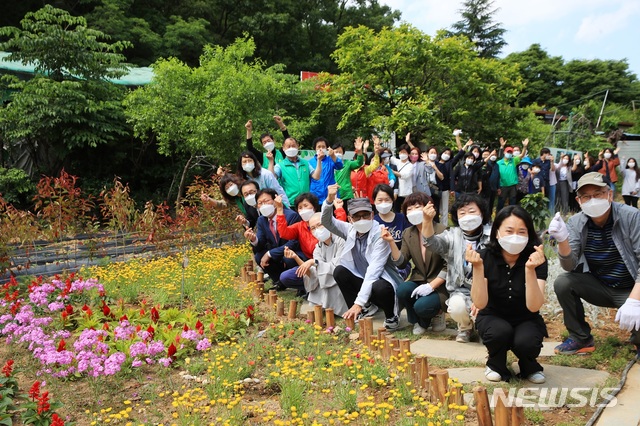 [대구=뉴시스]김정화 기자 = 대구 수성구는 꽃을 통해 이웃 간에 소통하는 행복 공동체를 만들고자 마을 정원을 조성했다. (사진 = 대구시 수성구 제공) 2021.05.30. photo@newsis.com