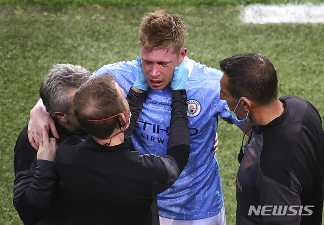 [포르투=AP/뉴시스] UEFA 챔피언스리그 결승전에서 부상을 입은 맨체스터 시티 미드필더 케빈 더 브라위너. 2021.05.29.