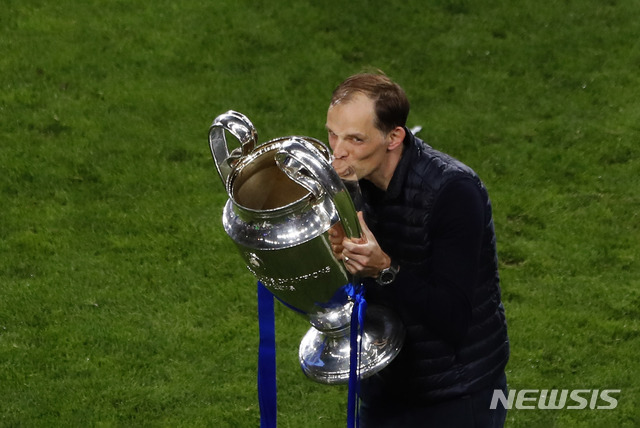 [포르투=AP/뉴시스] 유럽축구연맹(UEFA) 챔피언스리그 우승컵을 차지한 토마스 투헬 첼시 감독. 2021.05.29.