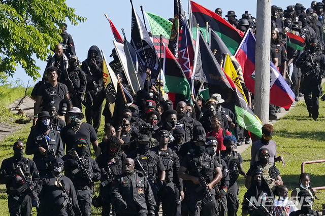 [털사=AP/뉴시스] 미 오클라호마 털사 대학살 100주년이 다가오는 5월29일 무장 흑인들이 총기보유 자유의 헌법 권리에 의거해 100년 전 백인 무장대가 흑인사회로 급습하던 길을 따라 행진하고 있다 