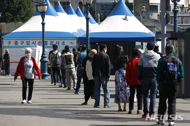 코로나19 신규 확진자 수가 지난 10일 이후 20일만에 400명대로 들어선 30일 오전 서울역에 설치된 중구 임시선별진료소를 찾은 시민들이 코로나19 검사를 받기 위해 줄 서고 있다. 2021.05.30. photo@newsis.com