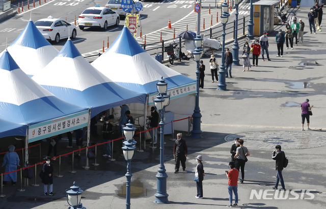 지난 30일 오전 서울역에 설치된 중구 임시선별진료소를 찾은 시민들이 코로나19 검사를 받기 위해 줄 서고 있다. 2021.05.30. photo@newsis.com