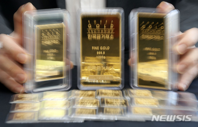 [서울=뉴시스]홍효식 기자 = 비트코인 등 암호화폐가 반토막 수준으로 급락하는 반면 금값이 올들어 최고치를 기록하고 있는 가운데 30일 서울 종로구 한국금거래소 종로본점에 골드바가 진열돼 있다. 한국거래소에 따르면 30일 오전 10시 기준 1g당 금 시세는 6만7750원을 기록하고 있다. 2021.05.30. yesphoto@newsis.com