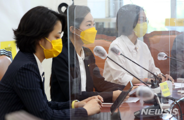 [서울=뉴시스]최동준 기자 = 청년정의당 강민진 대표가 30일 서울 여의도 국회에서 열린 '청년에게 출마할 권리를' 2030 대통령선거 피선거권 보장 추진 기자회견에서 발언하고 있다. (공동취재사진) 2021.05.30. photo@newsis.com