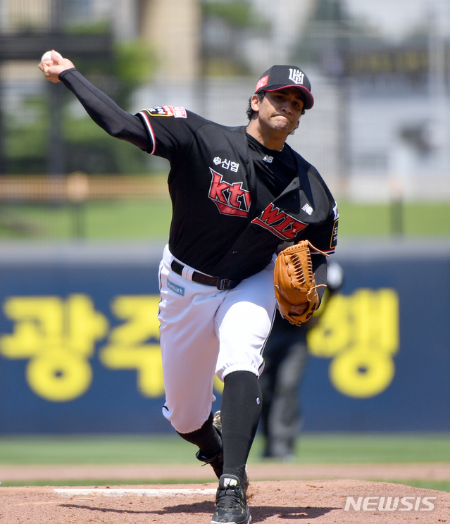 [광주=뉴시스]류형근 기자 = 30일 오후 광주 북구 광주-기아챔피언스필드에서 열린 2021프로야구 KIA 타이거즈 대 KT 위즈의 경기, 1회말 무사에서 KT 선발투수 쿠에바스가 역투하고 있다. 2021.05.30. hgryu77@newsis.com