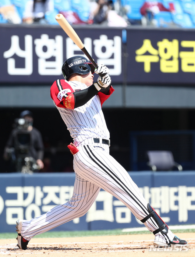 [서울=뉴시스]이영환 기자 = 지난 2021년 30일 오후 서울 송파구 잠실야구장에서 열린 2021 KBO 리그 LG 트윈스와 키움 히어로즈의 경기, 2회말 1사에서 LG 이천웅이 안타를 날리고 있다. 2021.05.30. 20hwan@newsis.com