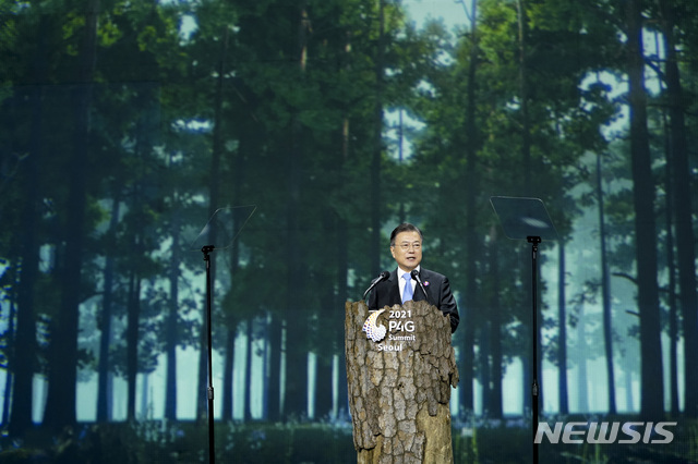 [서울=뉴시스]박영태 기자 = 문재인 대통령이 30일 오후 서울 동대문디자인플라자(DDP)에서 열린 ‘P4G 서울 녹색미래 정상회의’ 개회식에 참석해 연설을 하고 있다. 2021.05.30. since1999@newsis.com