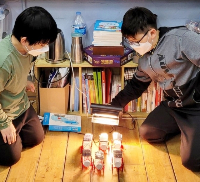 [서울=뉴시스]서울 관악구는 지난 4월부터 11월까지 관내 초·중·고교 총 11개교에서 이 같은 내용의 '기후변화 대응 찾아가는 환경교육'을 운영 중이라고 31일 밝혔다. 사진은 초등학생이 태양광 자동차를 만들어보는 모습. (사진=관악구 제공). 2021.05.31. photo@newsis.com *재판매 및 DB 금지