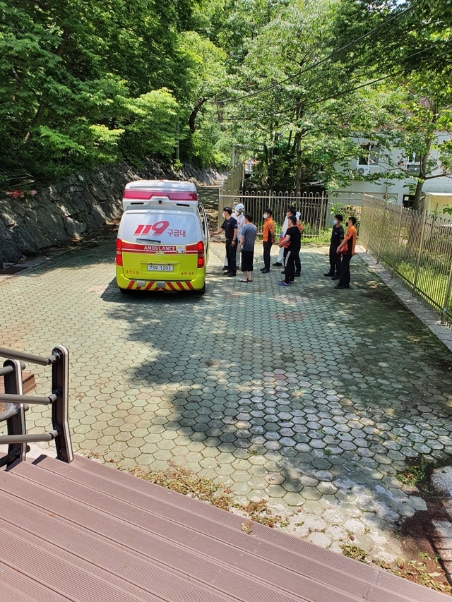 [울산=뉴시스]유재형 기자 = 울산시 울주군은 철구소 계곡에서 물놀이를 하다 익수 위기에 빠진 20대를 안전요원들이 적극적인 조치로 무사히 구조했다고 31일 밝혔다. 2021.05.31. (사진= 울주군 제공)photo@newsis.com *재판매 및 DB 금지