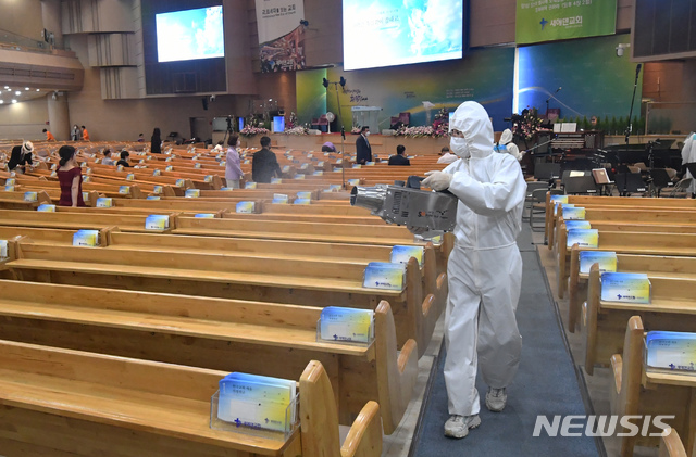 [서울=뉴시스] 31일 제58회 전국목사장로기도회의 방역에 만전을 기하는 새에덴 교회 (사진=대한예수교장로회총회 제공) 2021.05.31&nbsp; 