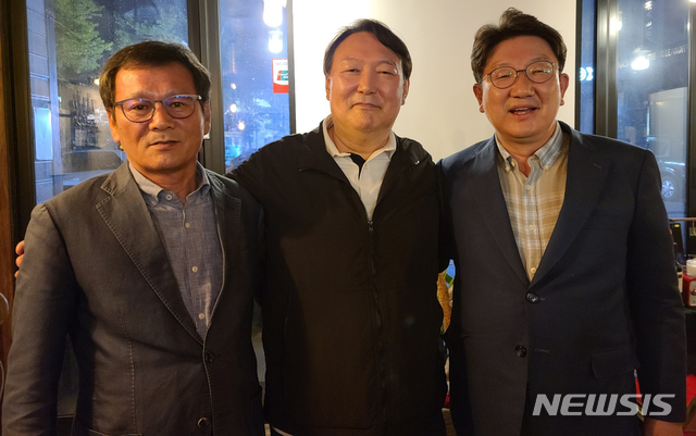 왼쪽부터 김홍규 강릉시장 선거 출마자, 윤석열 대선 후보, 권성동 의원. 독자 제공 *재판매 및 DB 금지