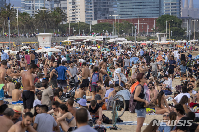 [바르셀로나=AP/뉴시스]스페인 바르셀로나의 바닷가. 2021.05.31.