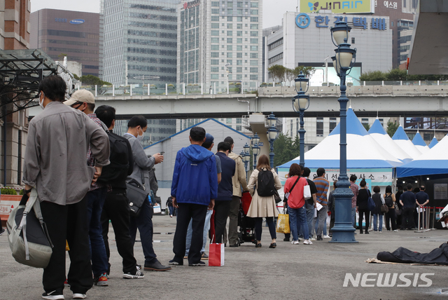 [서울=뉴시스]김형수 기자 =&nbsp; 지난달 31일 오전 서울역 코로나19 임시선별검사소에서 검사를 받으려는 시민들이 줄서 있다. 2021.05.31. kyungwoon59@newsis.com