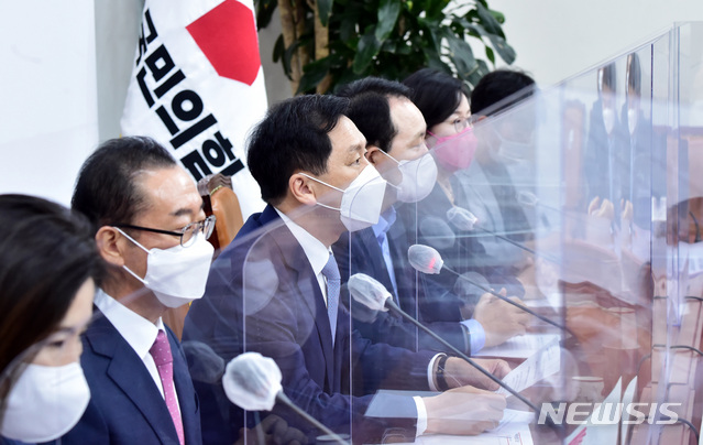 [서울=뉴시스]최동준 기자 = 국민의힘 김기현 대표 권한대행 겸 원내대표가 31일 서울 여의도 국회에서 열린 비상대책위원회의에서 발언하고 있다. (공동취재사진) 2021.05.31. photo@newsis.com