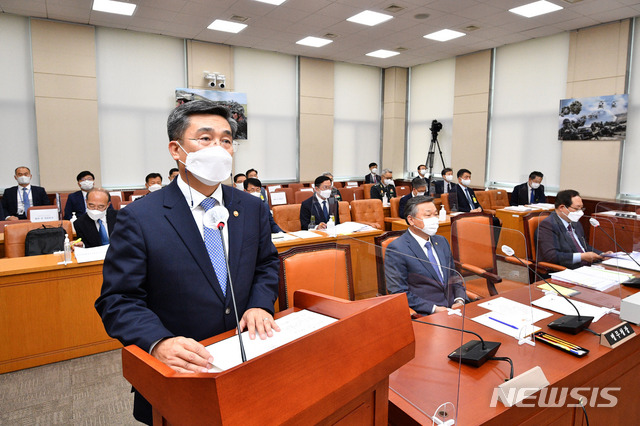 [서울=뉴시스]최동준 기자 = 서욱 국방부 장관이 31일 서울 여의도 국회에서 열린 국방위원회 전체회의에서 인사말을 하고 있다. (공동취재사진) 2021.05.31. photo@newsis.com