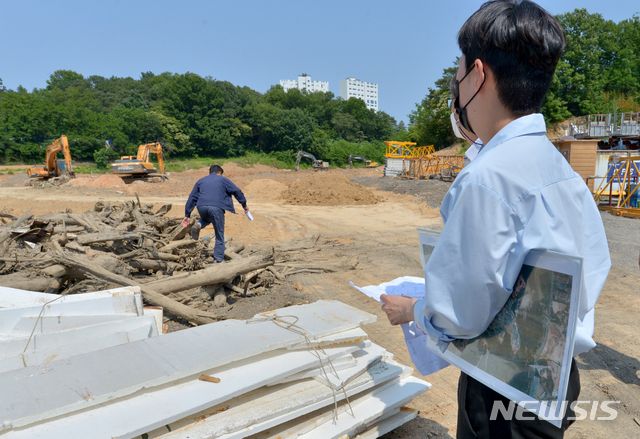 [광주=뉴시스] 변재훈 기자 = 광주 서구청 경제과 직원들이 31일 광주 서구 금호동 내 프로축구 선수 기성용과 아버지 기영옥 전 광주FC단장이 매입한 농지가 당초 신고 내용대로 원상 복구됐는지 살피고 있다. 기씨 부자는 가짜 영농계획서로 농지를 사들이고 형질을 무단 변경한 혐의로 경찰 수사를 받고 있다. 2021.05.31. wisdom21@newsis.com