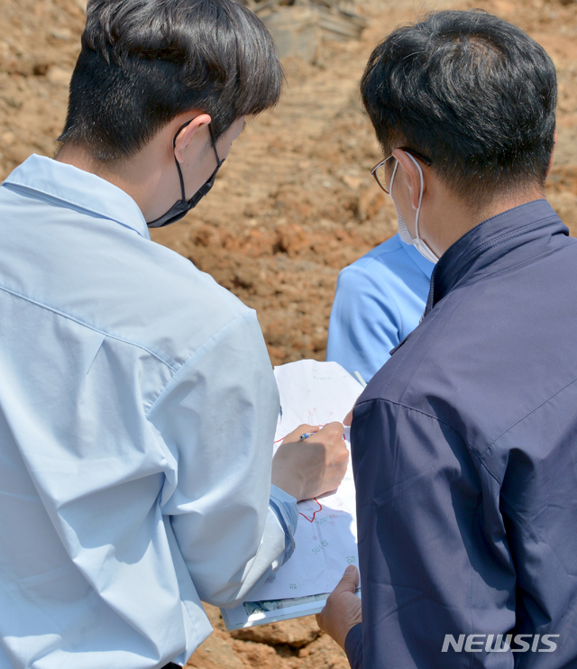 [광주=뉴시스] 변재훈 기자 = 광주 서구청 경제과 직원들이 31일 광주 서구 금호동 내 프로축구 선수 기성용과 아버지 기영옥 전 광주FC단장이 매입한 농지가 당초 신고 내용대로 원상 복구됐는지 살피고 있다. 기씨 부자는 가짜 영농계획서로 농지를 사들이고 형질을 무단 변경한 혐의로 경찰 수사를 받고 있다. 2021.05.31. wisdom21@newsis.com