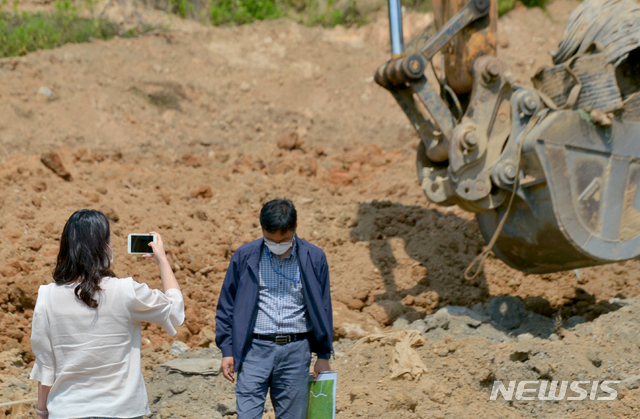 [광주=뉴시스] 변재훈 기자 = 광주 서구청 경제과 직원들이 31일 광주 서구 금호동 내 프로축구 선수 기성용과 아버지 기영옥 전 광주FC단장이 매입한 농지가 당초 신고 내용대로 원상 복구됐는지 살피고 있다. 기씨 부자는 가짜 영농계획서로 농지를 사들이고 형질을 무단 변경한 혐의로 경찰 수사를 받고 있다. 2021.05.31. wisdom21@newsis.com