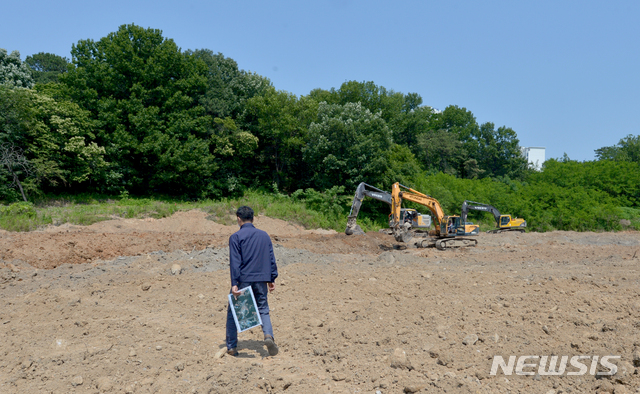 [광주=뉴시스] 변재훈 기자 = 광주 서구청 경제과 직원들이 31일 광주 서구 금호동 내 프로축구 선수 기성용과 아버지 기영옥 전 광주FC단장이 매입한 농지가 당초 신고 내용대로 원상 복구됐는지 살피고 있다. 기씨 부자는 가짜 영농계획서로 농지를 사들이고 형질을 무단 변경한 혐의로 경찰 수사를 받고 있다. 2021.05.31. wisdom21@newsis.com
