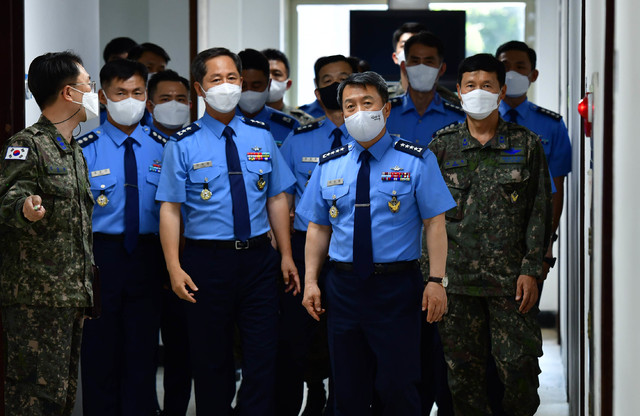 [서울=뉴시스] 고승민 기자 = 이성용 공군참모총장이 31일 공군교육사령부를 방문, 격리장병 숙소를 점검하고 있다. (사진=공군 제공) 2021.05.31. photo@newsis.com *재판매 및 DB 금지