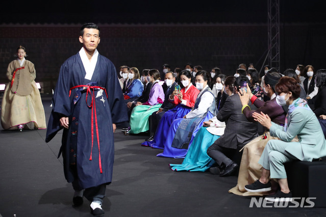 [서울=뉴시스]김진아 기자 = 문재인 대통령 부인 김정숙 여사가 31일 오후 서울 경복궁 경회루에서 열린 ‘2021 P4G서울 녹색미래 정상회의 새활용 의류전’에서 새활용 의류전 런웨이를 관람하고 있다. 2021.05.31. bluesoda@newsis.com