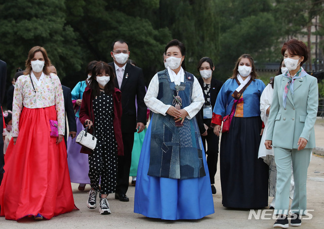 [서울=뉴시스]김진아 기자 = 문재인 대통령 부인 김정숙 여사가 31일 오후 서울 경복궁 경회루에서 열린 ‘2021 P4G서울 녹색미래 정상회의 새활용 의류전’에 페트병을 재활용해 제작한 새활용 한복을 입고 참석하고 있다. 2021.05.31. bluesoda@newsis.com