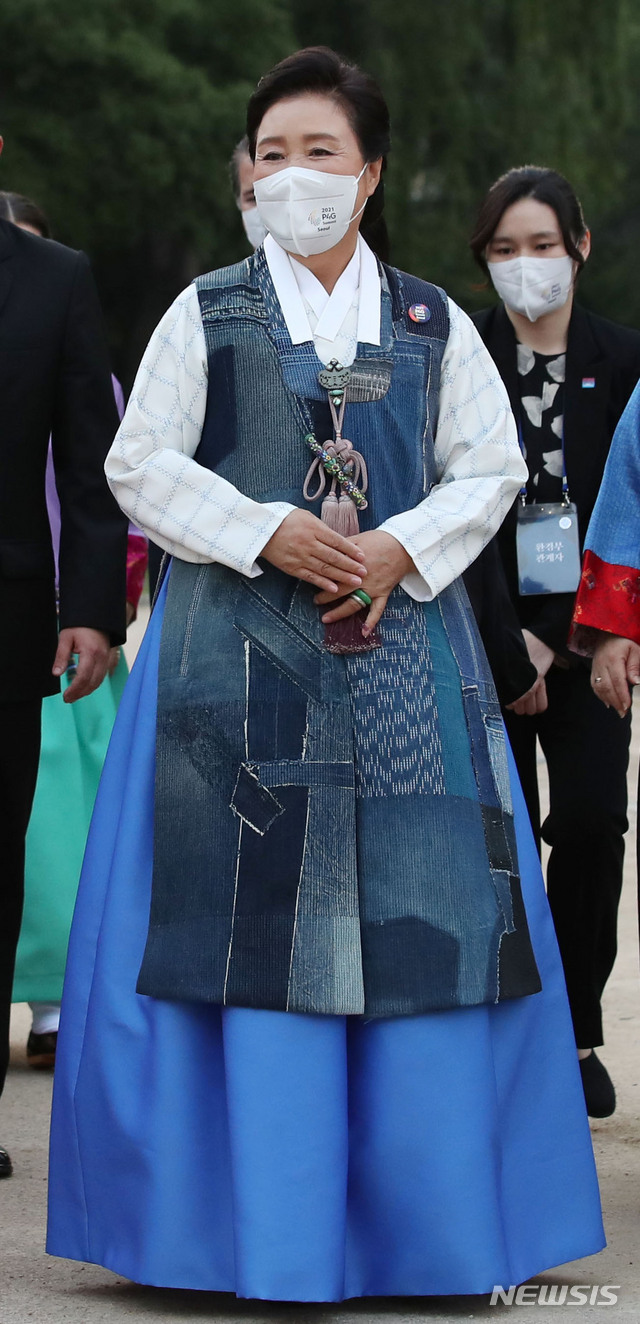 [서울=뉴시스]김진아 기자 = 문재인 대통령 부인 김정숙 여사가 지난해 5월31일 오후 서울 경복궁 경회루에서 열린 ‘2021 P4G서울 녹색미래 정상회의 새활용 의류전’에 페트병을 재활용해 제작한 새활용 한복을 입고 참석하고 있다. 2021.05.31. bluesoda@newsis.com