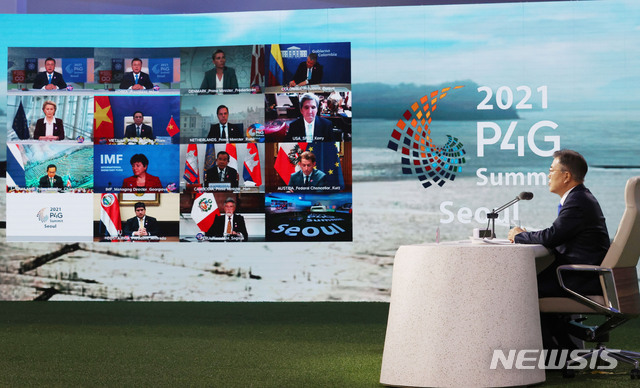 [서울=뉴시스]김진아 기자 = 문재인 대통령이 지난 5월31일 오후 서울 동대문디자인플라자에서 열린 'P4G 서울 녹색미래 정상회의' 정상토론세션에 참석해 의제 발언을 하고 있다. 2021.05.31. bluesoda@newsis.com