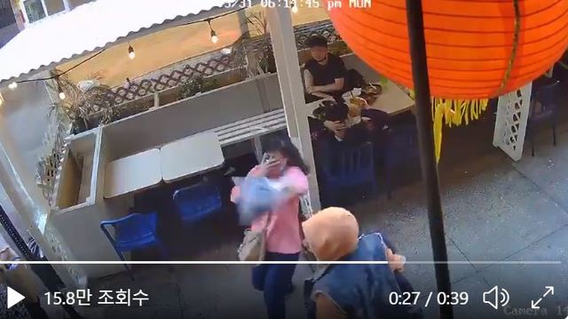 [서울=뉴시스] 5월31일(현지시간) 미국 뉴욕주 65지구 하원의원 유린뉴는 "내 지역구 주민이 방금 나에게 보낸 것이다. 이 일은 내 지역구의 차이나타운에서 일어났다"며 한 영상을 올렸다. 영상에는 55세 아시아계 여성이 지나가던 흑인 남성에게 얼굴을 맞는 상황이 담겼다. (출처=유린뉴 트위터 캡처) *재판매 및 DB 금지 2021.06.01. *재판매 및 DB 금지