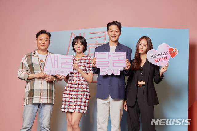 [서울=뉴시스] 영화 '새콤달콤' 이계벽 감독과 주연 배우 채수빈, 장기용, 정수정. (사진=넷플릭스 제공) 2021.06.01 photo@newsis.com