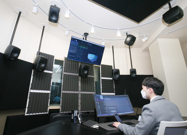 [서울=뉴시스] 돌비 애트모스 뮤직 전문 스튜디오에서 이하늘 오디오가이 실장이 최고의 몰입감과 감동을 주는 새로운 차원의 음악 경험을 제공하는 돌비 애트모스 뮤직의 시연을 진행하고 있다. 2021.06.01. (사진= 돌비 코리아 제공) photo@newsis.com