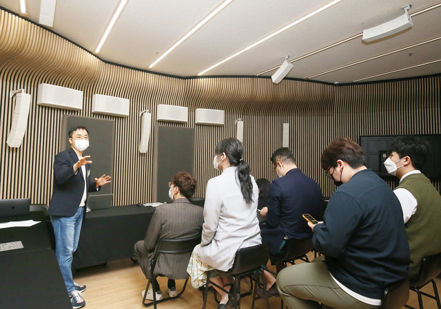 [서울=뉴시스] 돌비 애트모스 뮤직에 대해서 데모를 진행하고 있는 최정훈 오디오가이 대표. 2021.06.01. (사진= 돌비 코리아 제공) photo@newsis.com