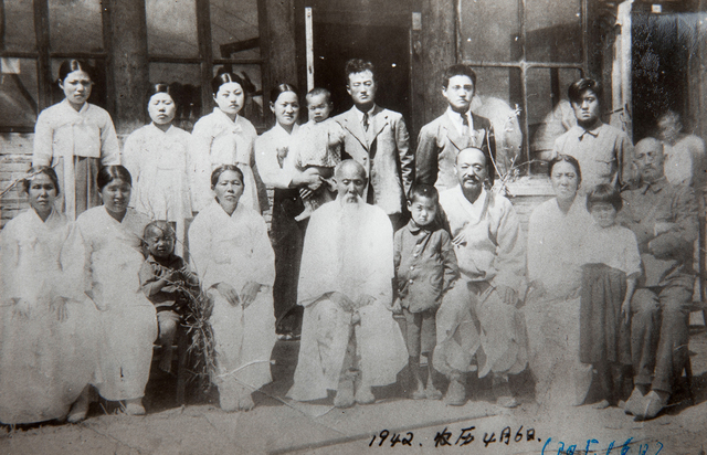 1942년 강남호 선생 일가가 중국에서 촬영한 가족사진 (사진=경북독립운동기념관 제공) *재판매 및 DB 금지