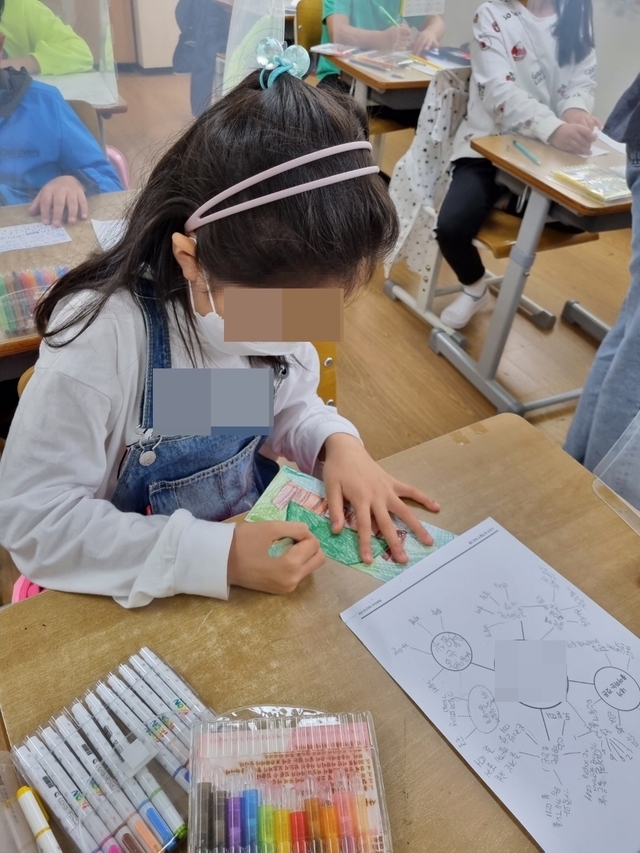 [용인=뉴시스] 능원초 '찾아오는 미술관' 프로그램을 통해 학생들이 지역 문화유산을 그려보고 있는 모습. (사진=능원초 제공) *재판매 및 DB 금지