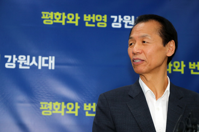 [춘천=뉴시스] 김경목 기자 = 최문순 강원도지사가 1일 오전 강원 춘천시 강원도청 기자실에서 더불어민주당 대통령후보 선출 경선에 참여하겠다는 뜻을 밝히고 있다. 최 지사는 오는 3일 국회 정론관에서 대선 출마를 공식 선언한다. (사진=강원도청 제공) 2021.06.01. photo@newsis.com 