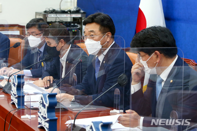 [서울=뉴시스]최동준 기자 =더불어민주당 윤호중 원내대표가 1일 서울 여의도 국회에서 열린 원내대책회의에서 발언하고 있다. (공동취재사진) 2021.06.01. photo@newsis.com